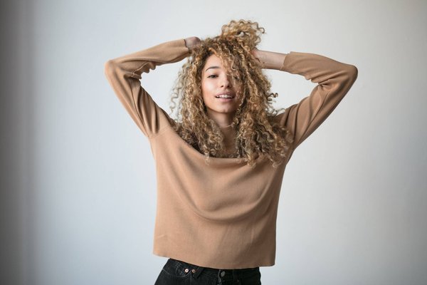Comment coiffer à la mode ses cheveux bouclés avec un après-shampooing adapté ?